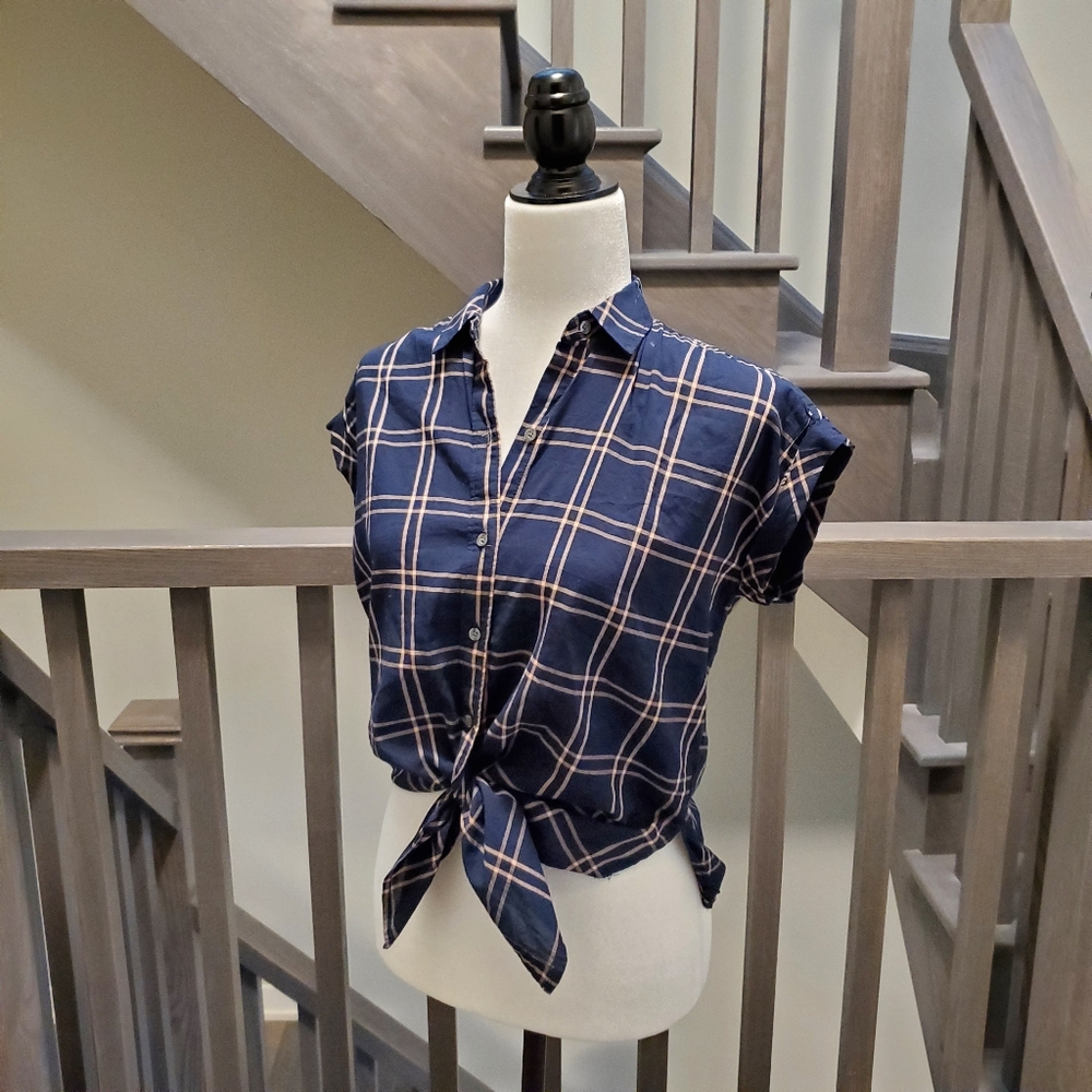 A&F short sleeve button down shirt (xxs)